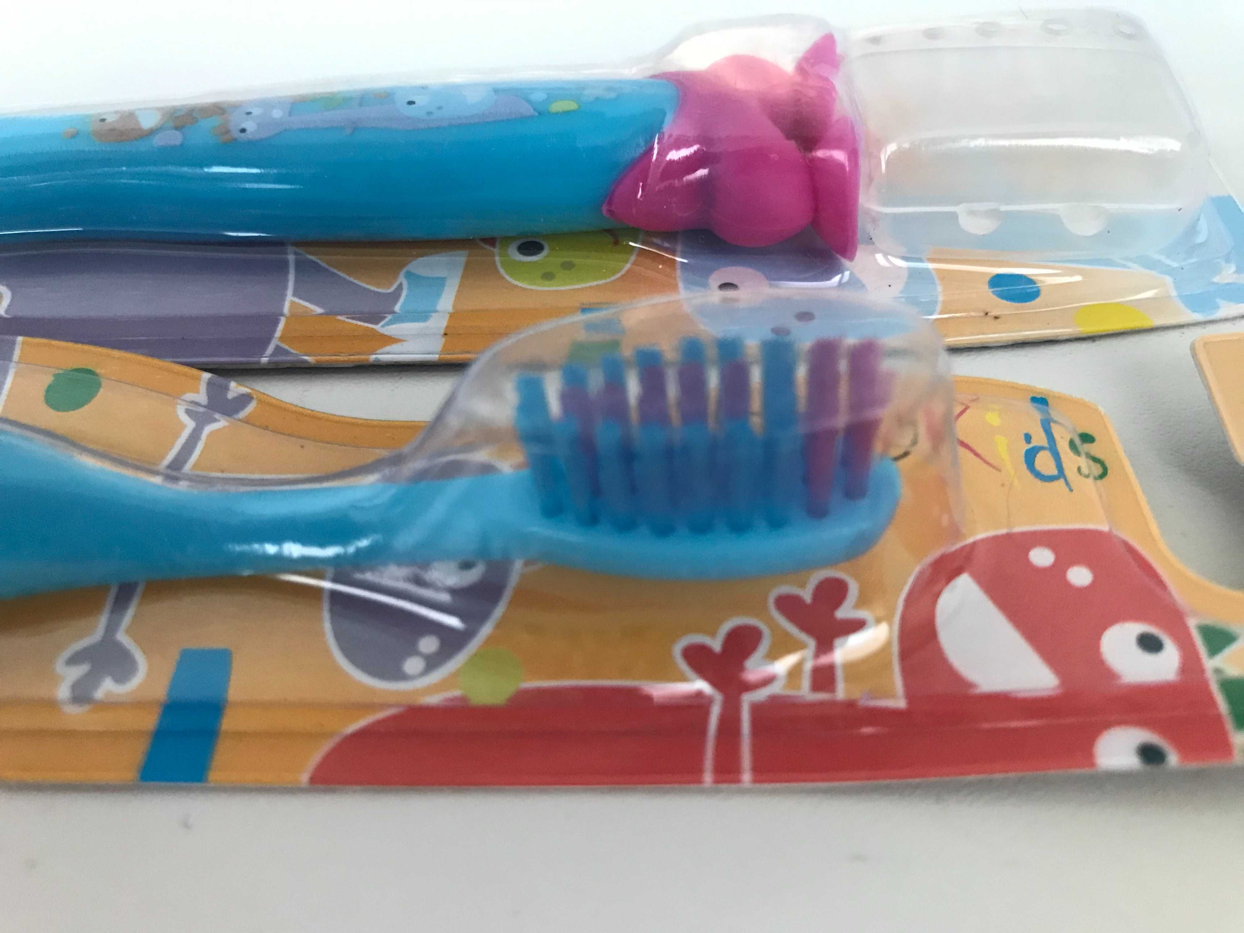 Две детские зубные щетки в комплекте.