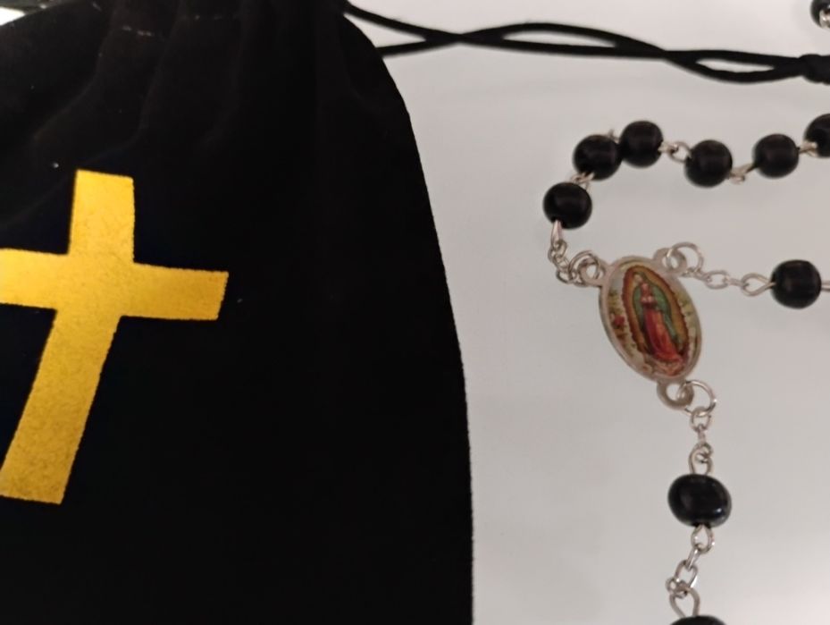 Czarny różaniec z sakiewką Nowy