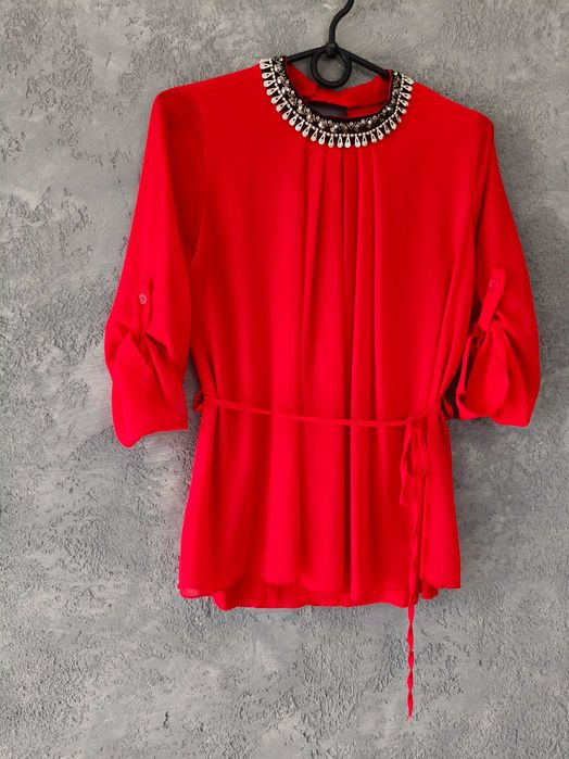 Elegancka bluzka zdobiona szyja, czerwona, szyfonowa z paskiem, M