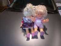 Duas bonecas uma boneca leva pilhas  .