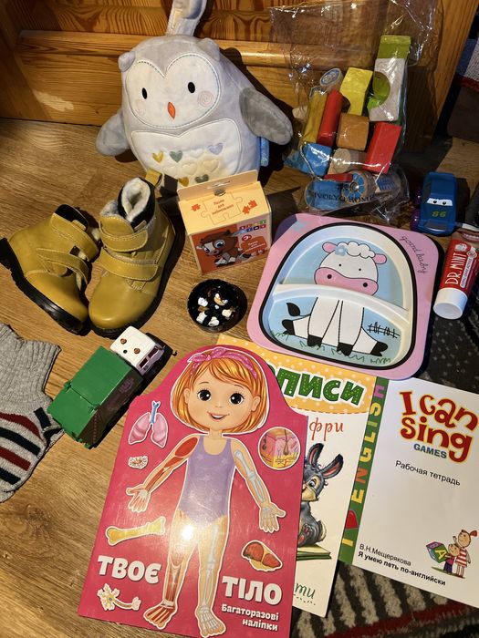 Іграшки, взуття нове, пазли