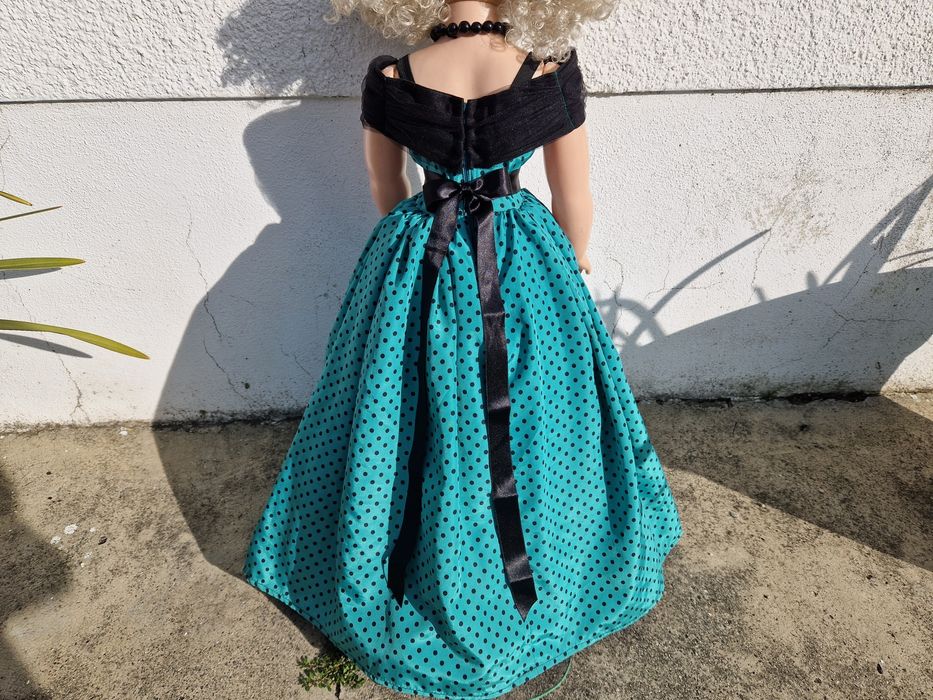 Boneca grande com vestido feito à mão