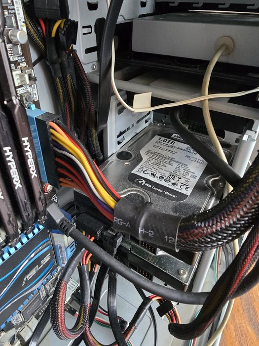 Komputer stacjonarny Intel i7, 32GB RAM, SSD 512GB, HDD 1TB, monitor