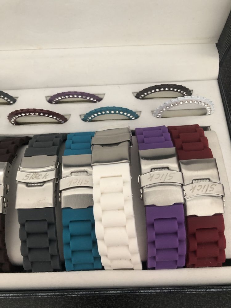 Conjunto relogio com Braceletes e argolas a condizer novo com caixa