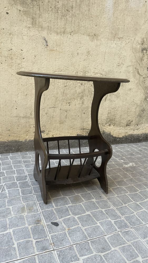 Mesa antiga para jornais e Revistas