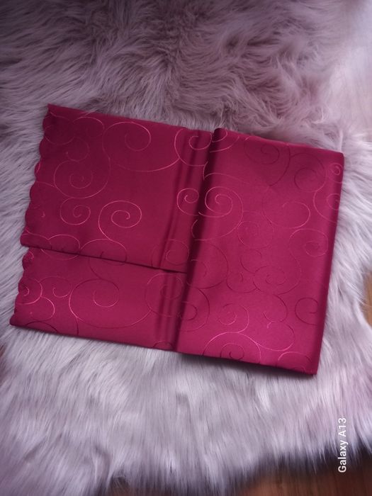 Obrus ciemno czerwony