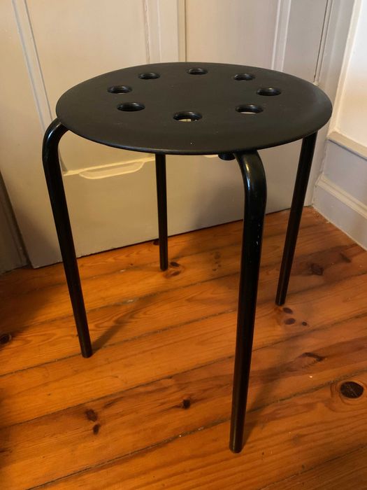 Cinco bancos pretos Ikea