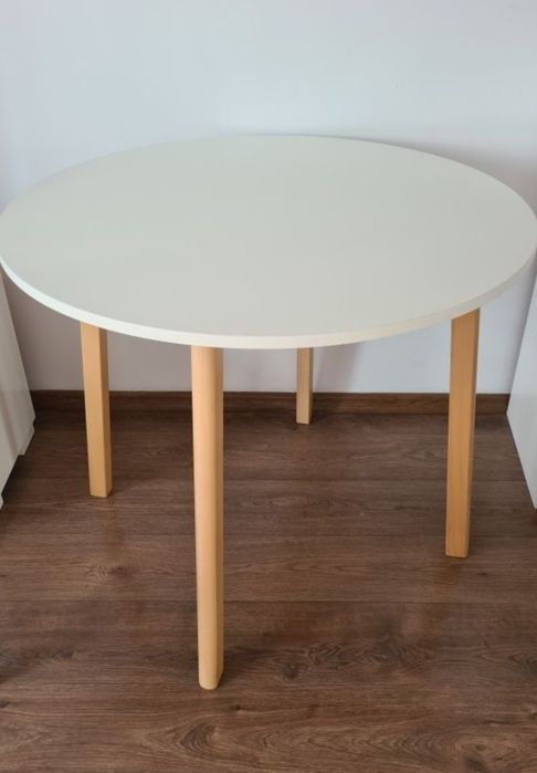 Okrągły Stół i 3 krzesła