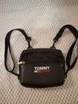 Czarna saszetka Tommy Jeans Chest Bag