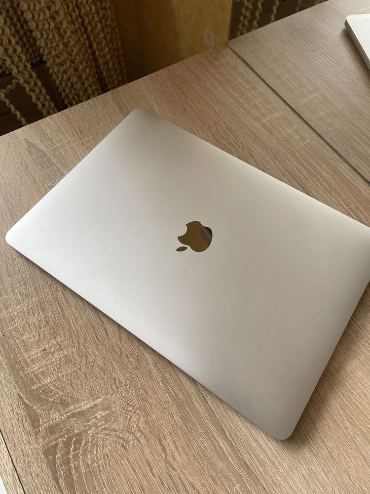 Macbook Pro 13” Silver, 2019, 256/8, идеал, Bypass!