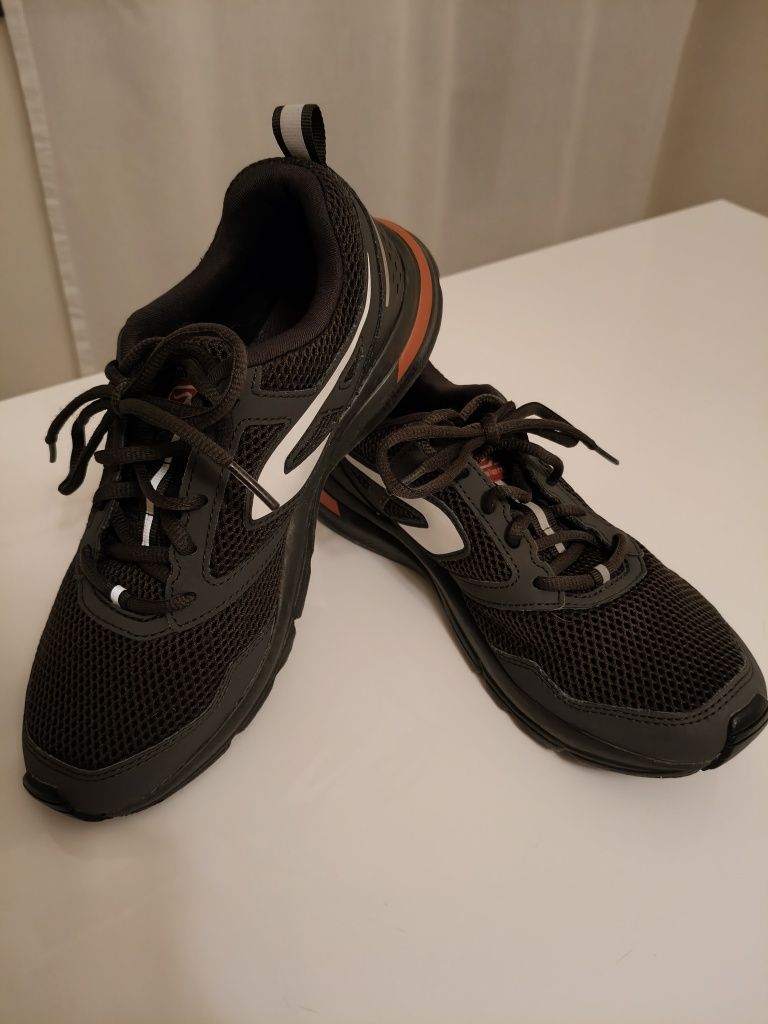 Tênis da Decathlon 39