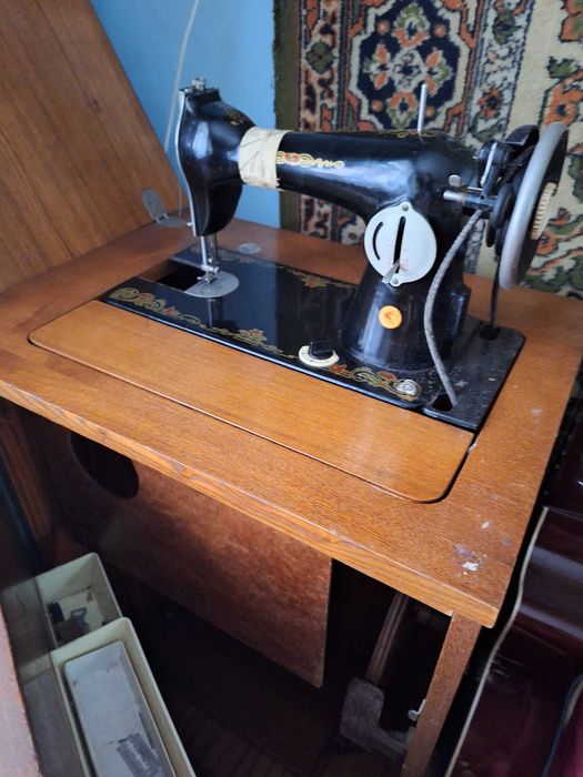Швейна машина в тумбі. В прекрасному стані