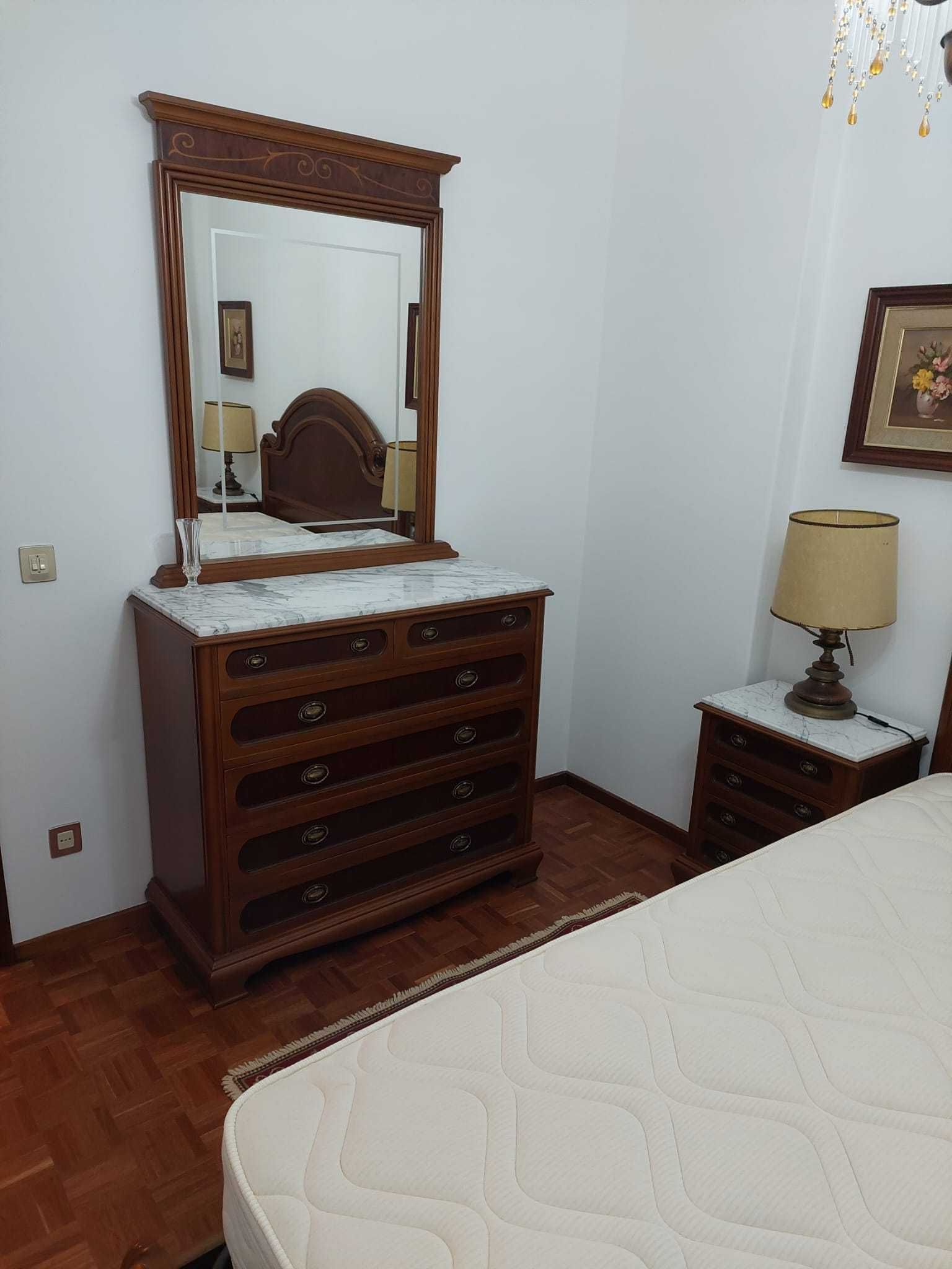 Conjunto de quarto em excelente condição.