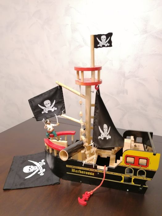 Statek piracki drewniany