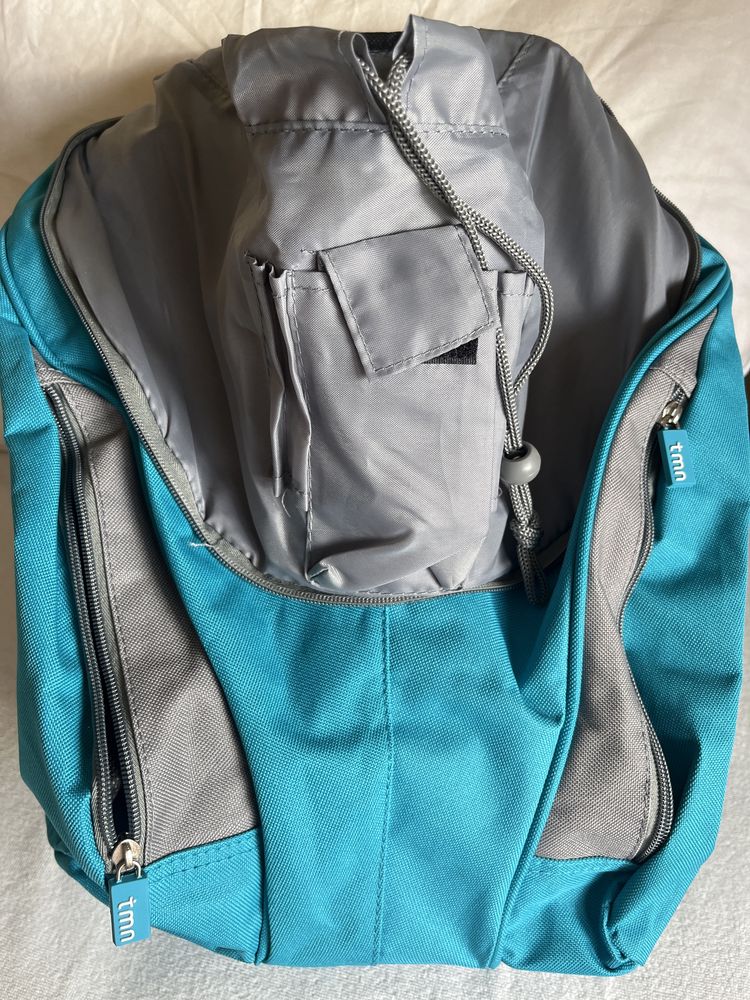 Mochila com múltiplas divisórias em azul e cinza