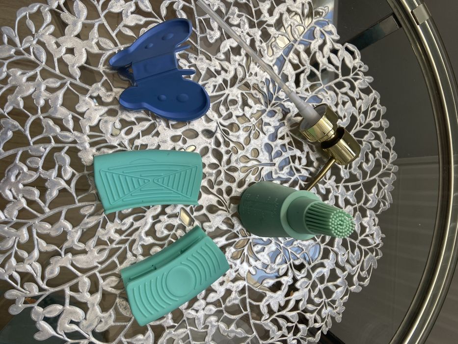 Zestaw - silikonowe uchwyty do garnków, pojemnik na olej, oliwę