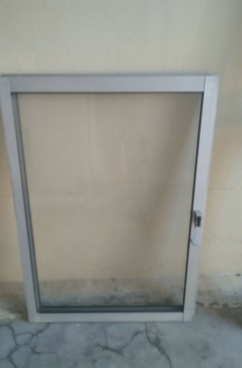 Janelas em alumínio de correr com vidro simples sem aro