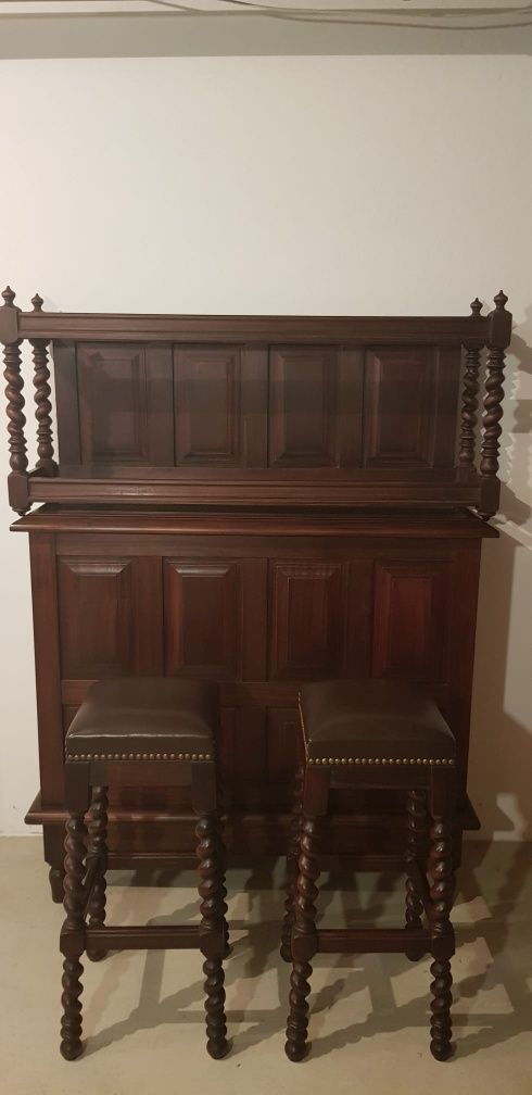 Balcão em Madeira Clássico com 2 Bancos Elegantes