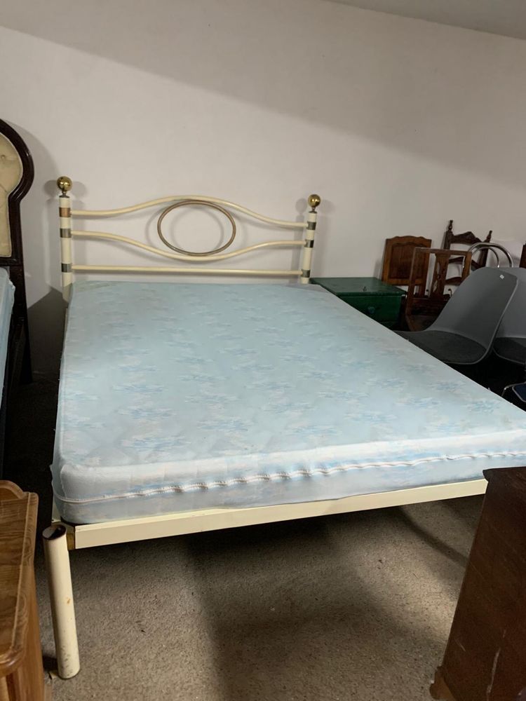 Cama de casal em metal