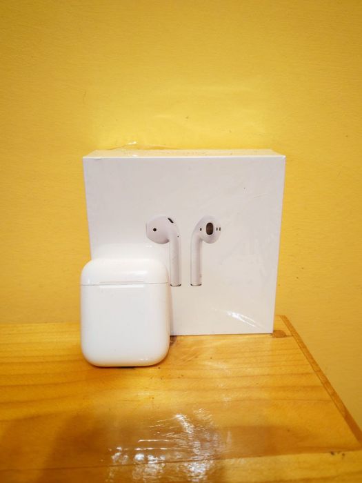 Кейс та коробка від Airpods