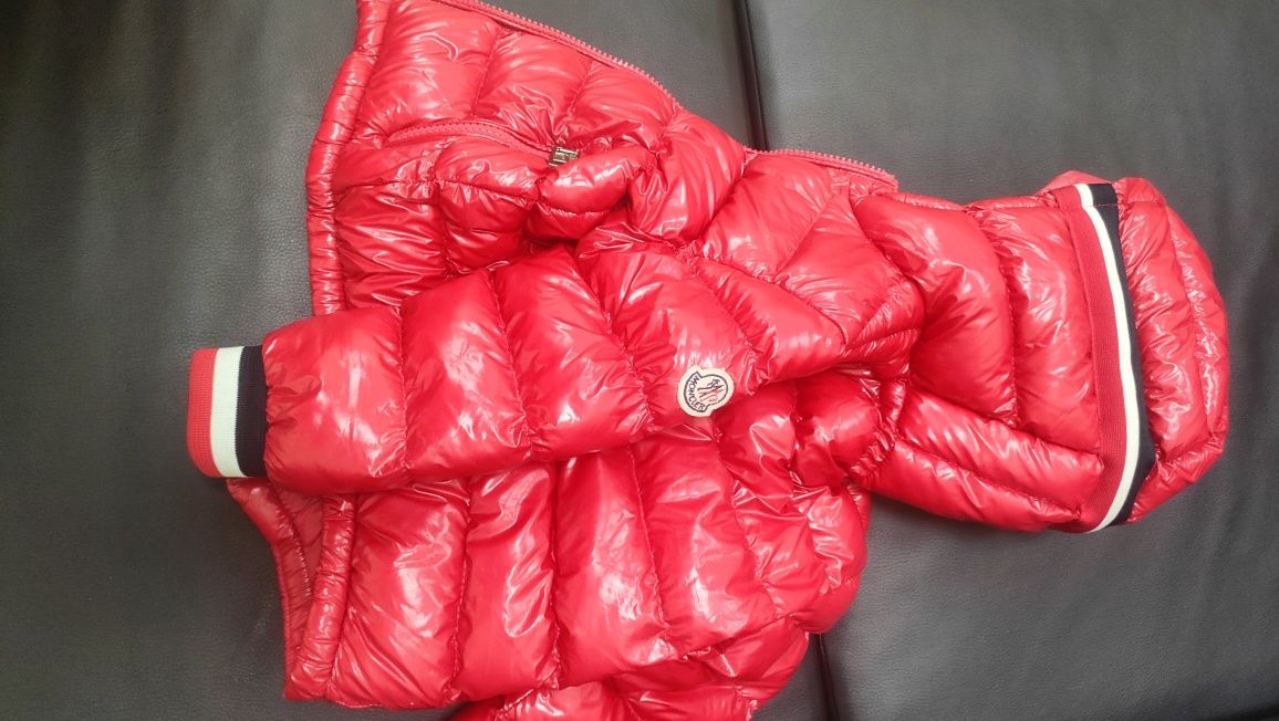 Пуховик Moncler  червоного кольору