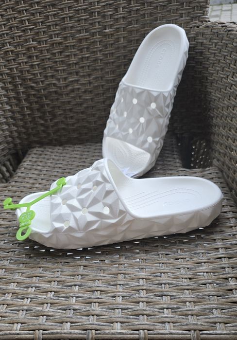 Жіночі шльопанці Crocs Classic Geometric Slide v2 209608-100