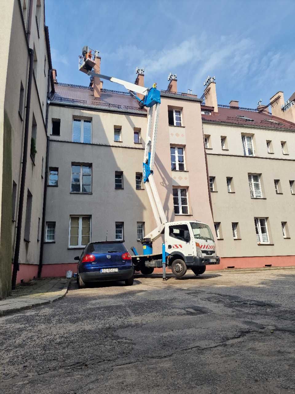Podnośnik koszowy Nissan Cabstar 21m