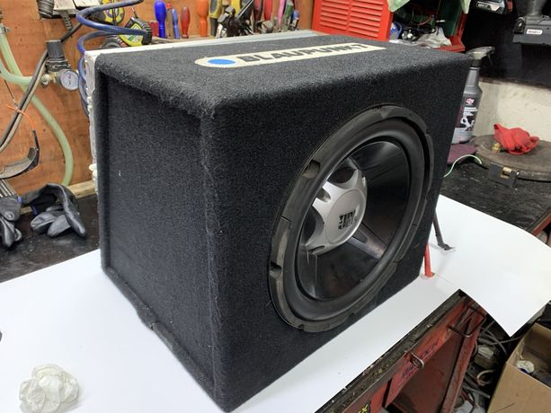 Skrzynia basowa (subwoofer) JBL i wzmacniacz Lanzar OPTI