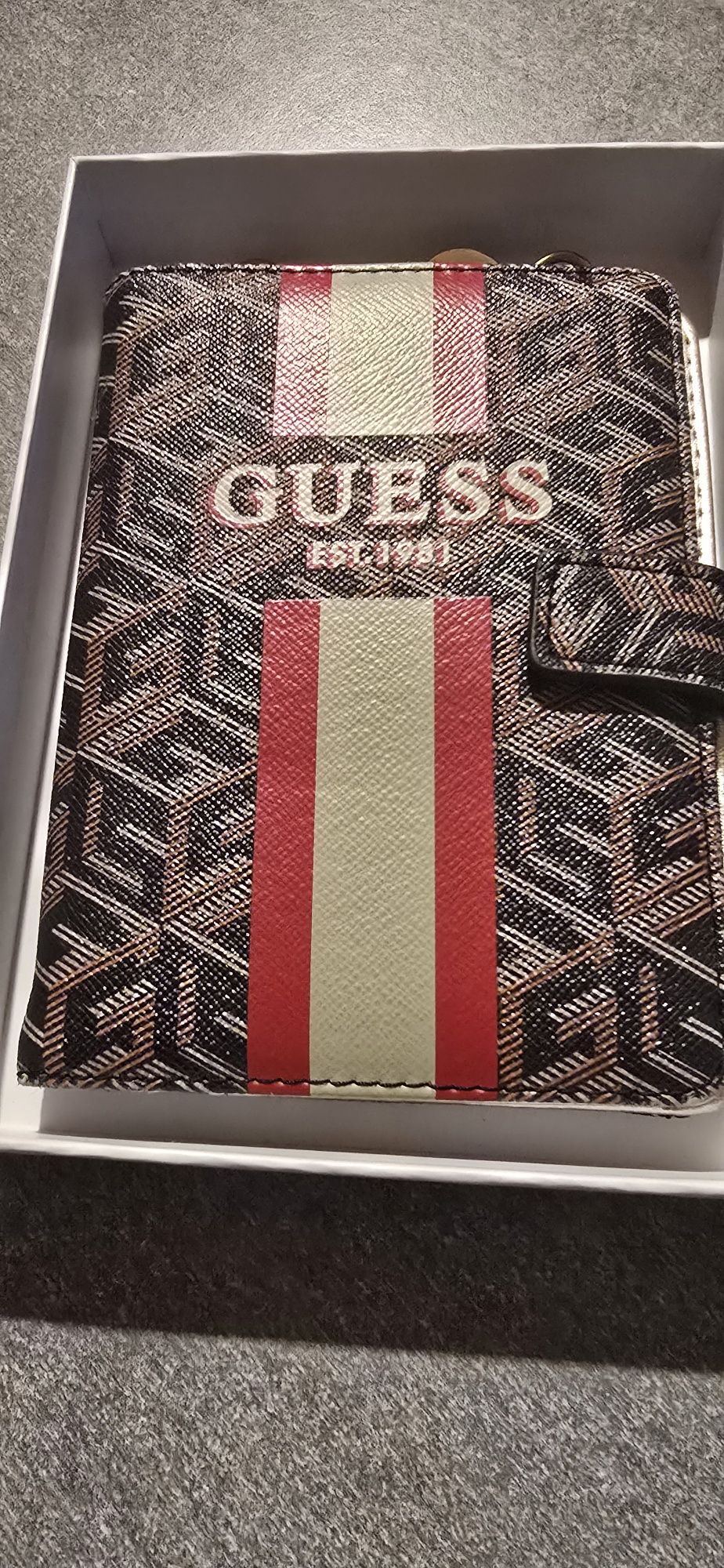 Nowy portfel Guess