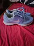 Damskie buty- siatkowane firmy Nike.