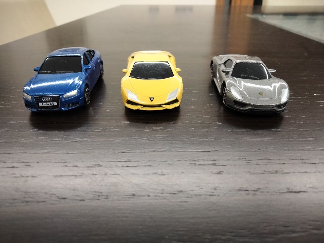 Vários carros de brincar "Hotwheels" e marcas de carros da vida real