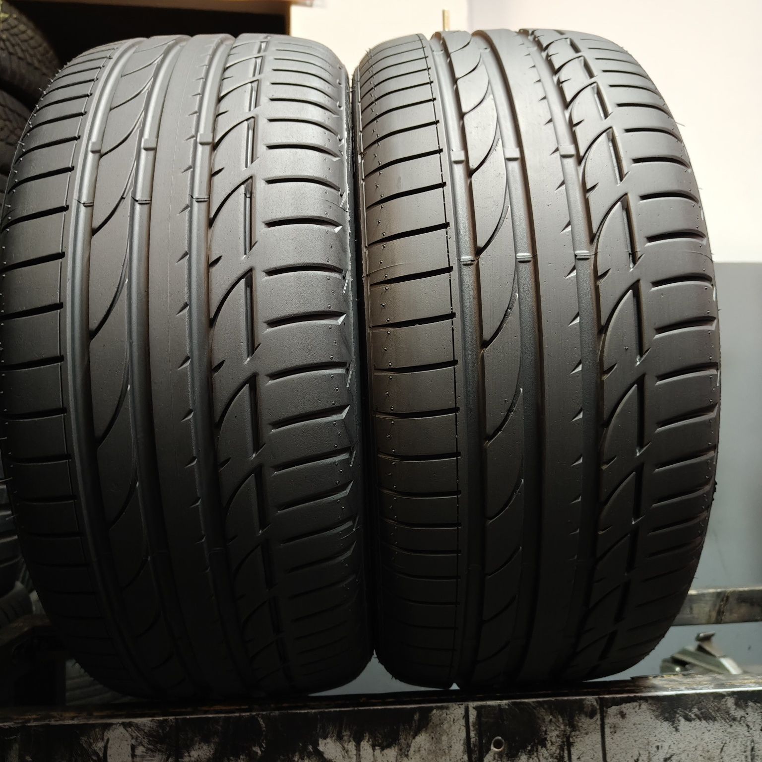 235/40/19 XL Sprzedam parę opon letnich Bridgestone