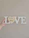 Drewniany napis love