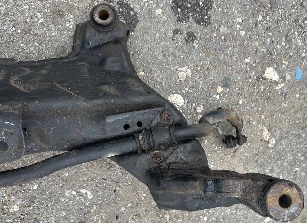 Передній підрамник Nissan Primera P12