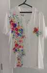 Camisa branca, com bonito padrão florido