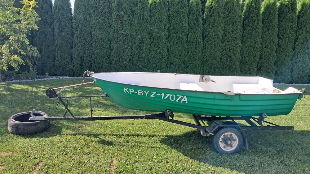 Łódź wędkarska z wózkiem transportowym