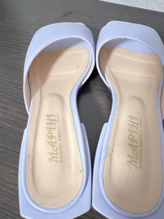 Шлепки кожаные цвет лаванда обуты один раз