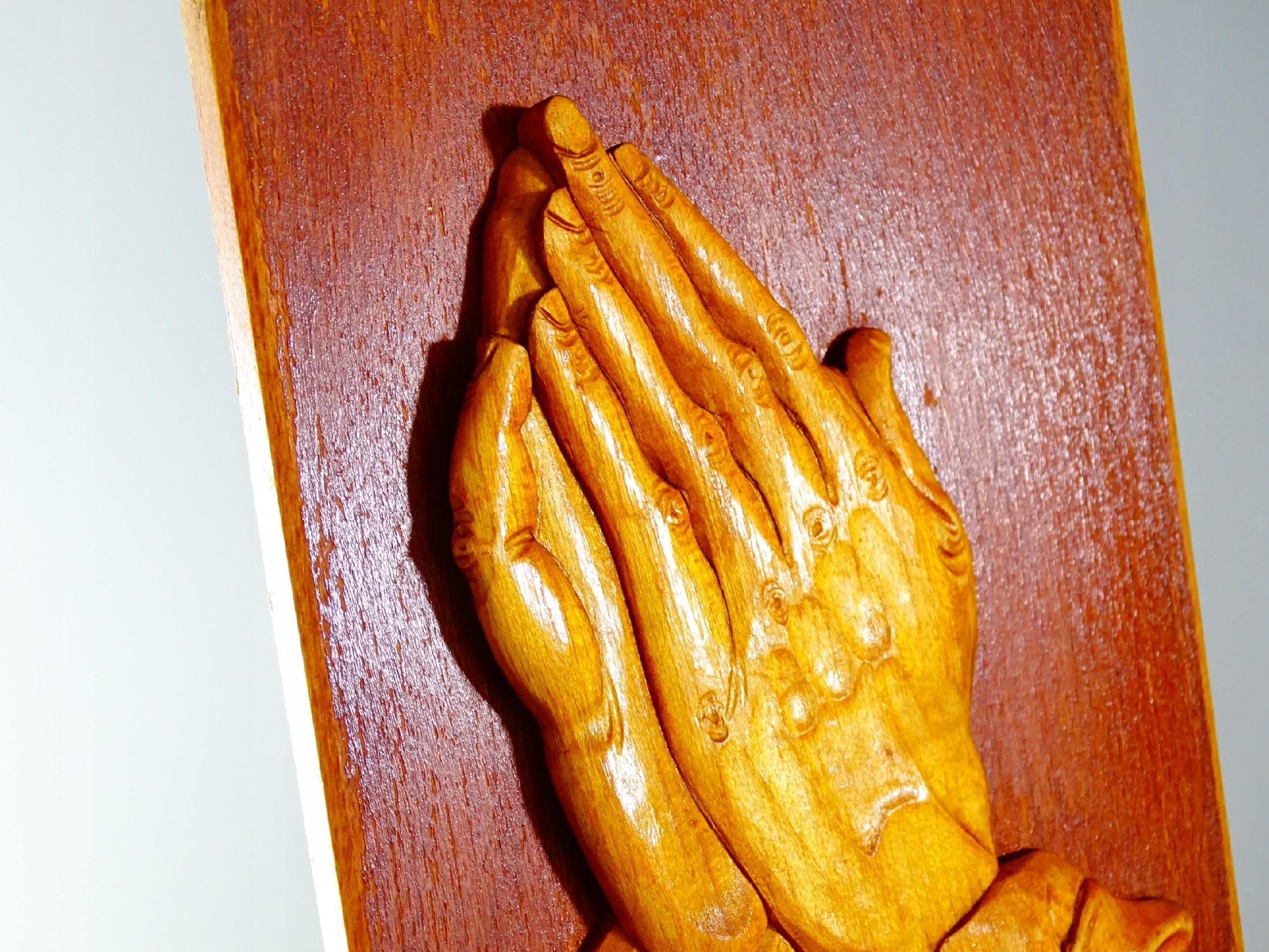 płaskorzeźba drewniana dłonie modlitwa durer