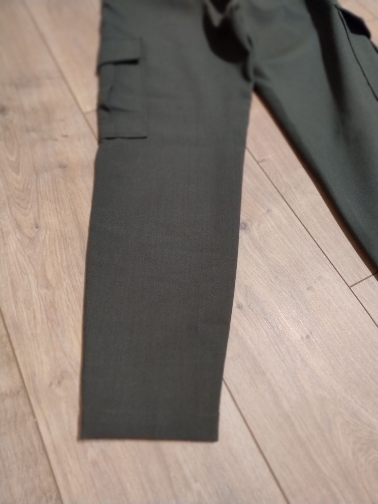 Bojówki materiałowe firmy Bershka