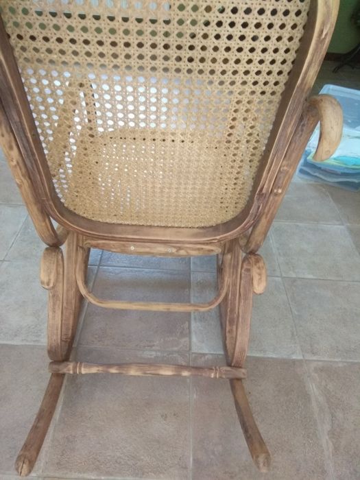 Słynny legendarny fotel bujany, wstępnie oczyszczony.