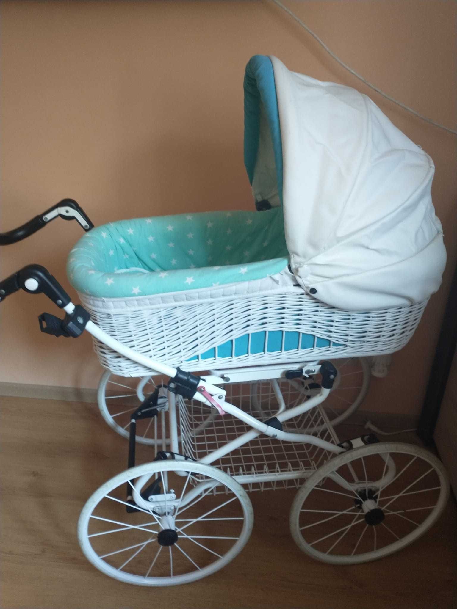 Piękny wózek retro, na chrzest, sesję zdjęciową.