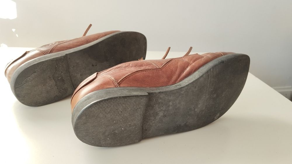 Sapatos vintage, dos anos 60, em pele.