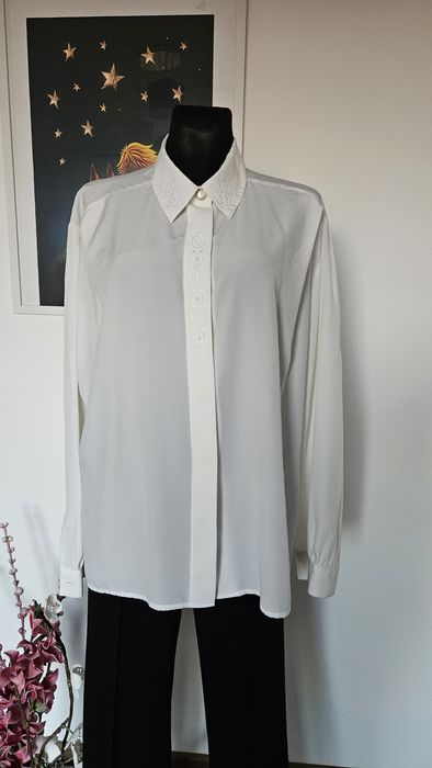 Biała bluzka koszulowa z cudnym haftem rozmiar XXL
Śliczna biala bluzk