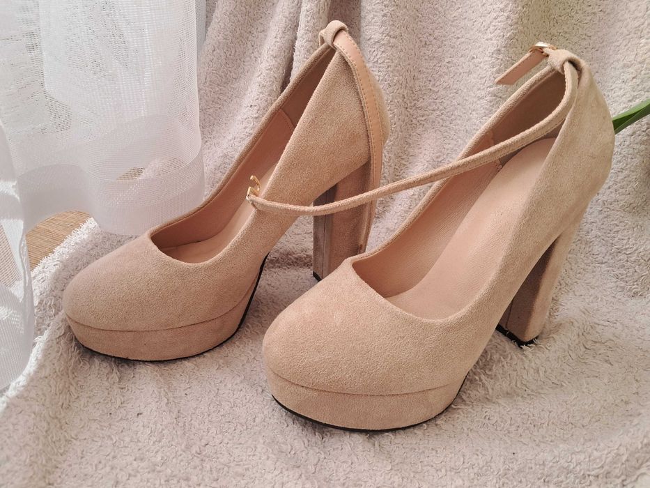 Buty na obcasie z playforną