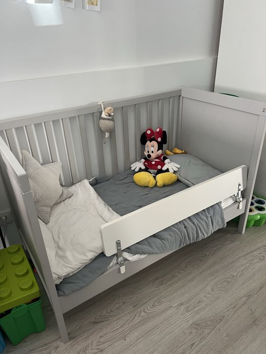 Berço cinzento como novo