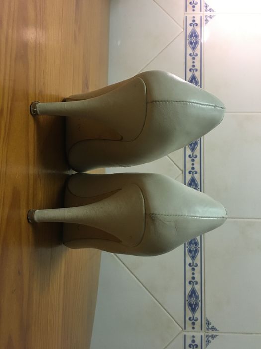 Sapato alto, ideal para qualquer noiva com bom gosto.