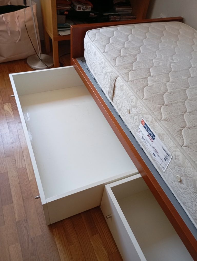 Cama solteiro com duas gavetas, estrado e colchão ortopédico