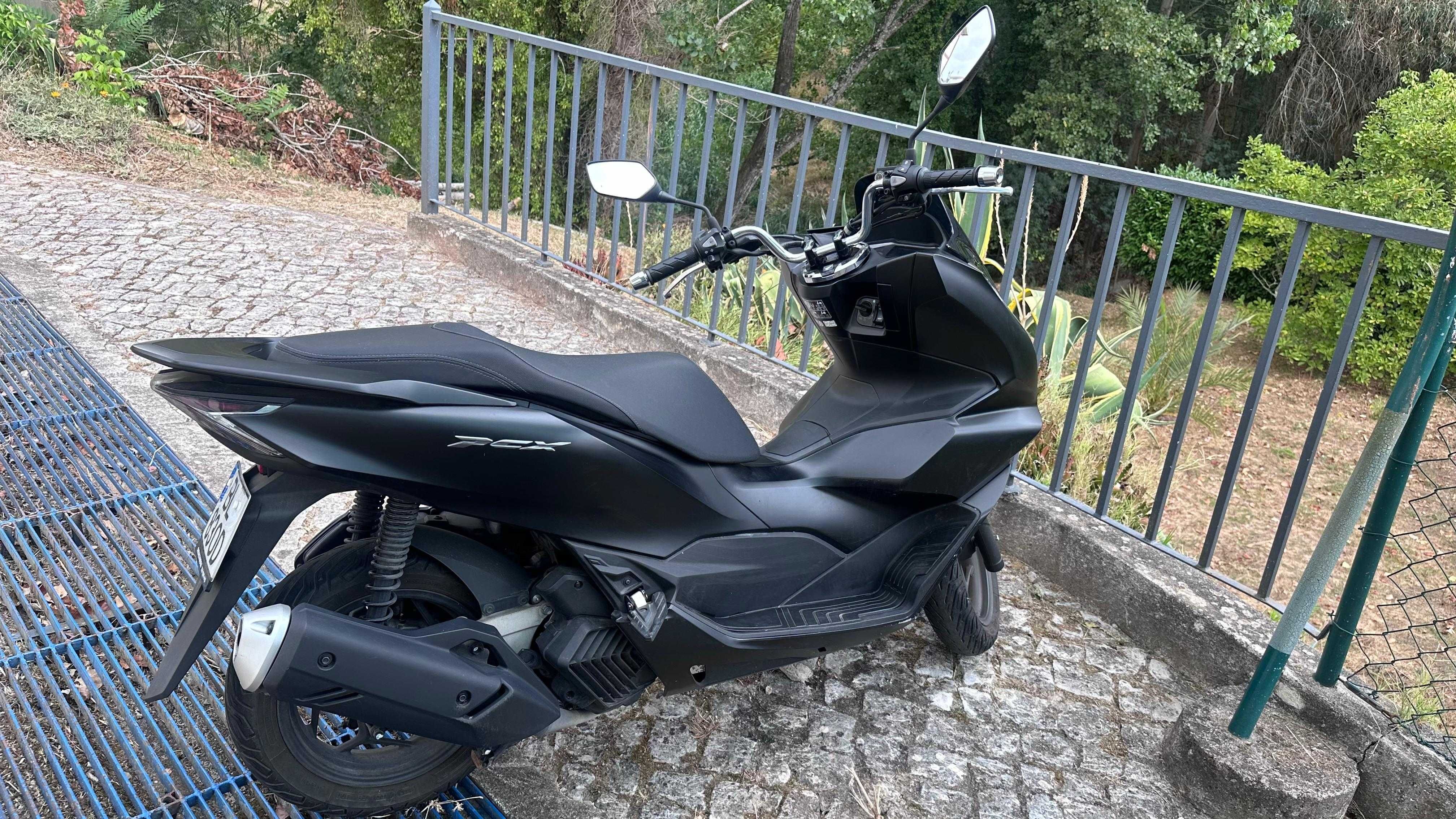 Honda PCX 2024 preta