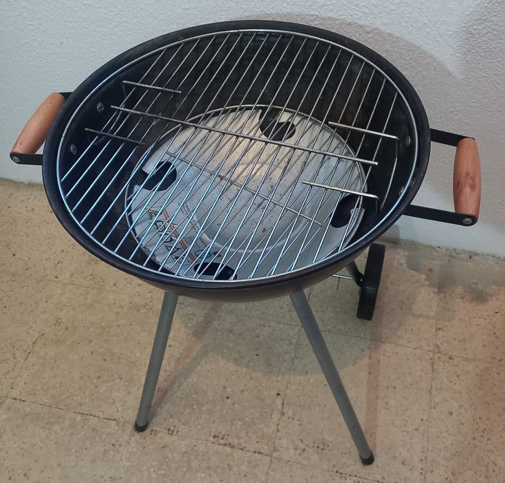 Vendo grelhador a carvão tripé com tampa