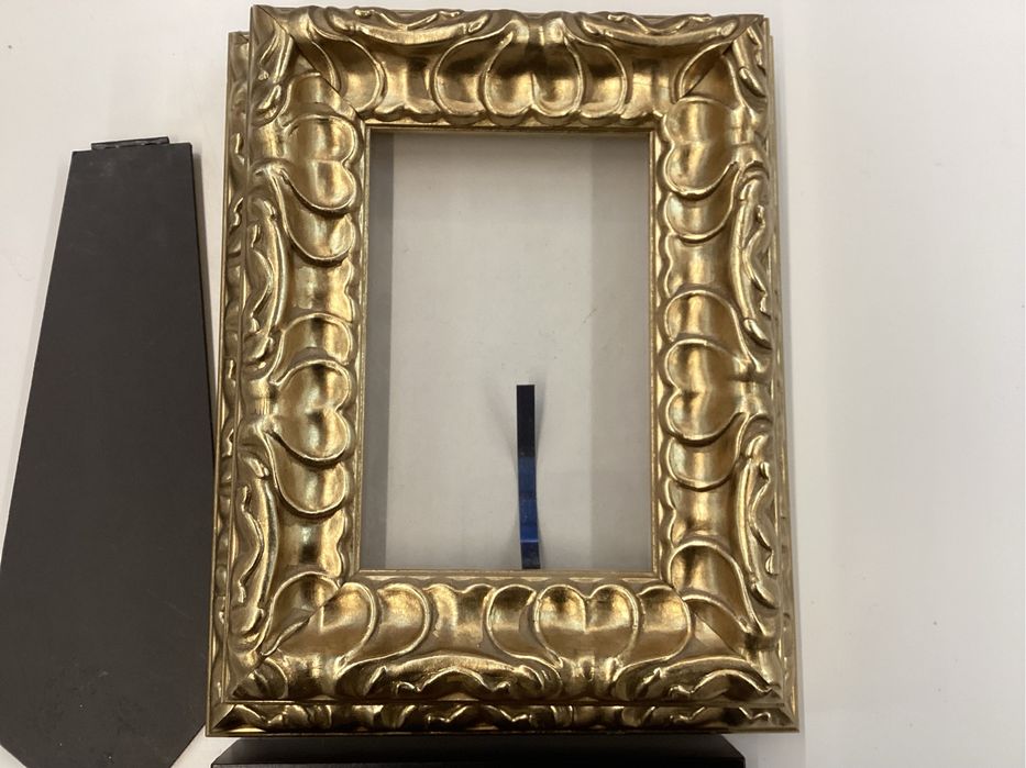 Molduras em madeira douradas + uma de oferta em madeira preta.